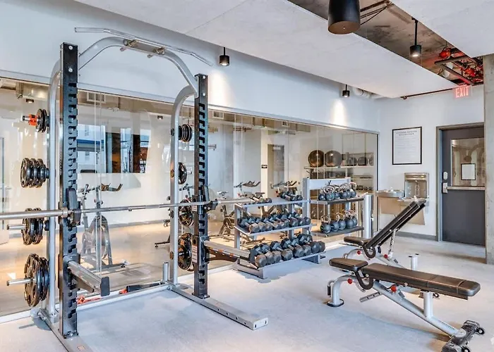 Apartment Boulevard Highrise Stu Sky Pool Parking Gym 32
